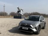 Toyota RAV4 2023 года за 15 200 000 тг. в Костанай – фото 2