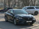 Toyota Camry 2021 года за 14 900 000 тг. в Алматы – фото 2