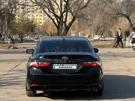 Toyota Camry 2021 года за 14 900 000 тг. в Алматы – фото 5