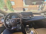 Lexus ES 300h 2019 года за 15 000 000 тг. в Актобе – фото 2