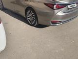 Lexus ES 300h 2019 года за 15 000 000 тг. в Актобе – фото 3