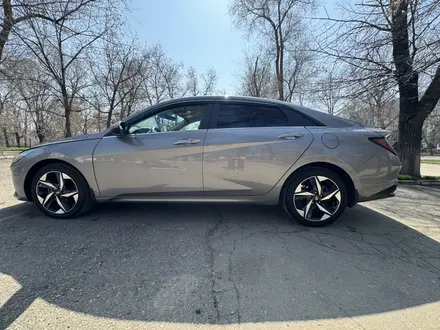 Hyundai Elantra 2021 года за 8 757 285 тг. в Алматы – фото 5