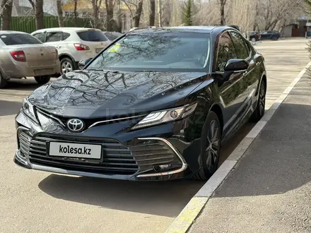 Toyota Camry 2023 года за 16 700 000 тг. в Петропавловск – фото 2