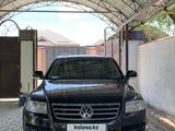 Volkswagen Touareg 2004 года за 3 700 000 тг. в Шымкент – фото 2