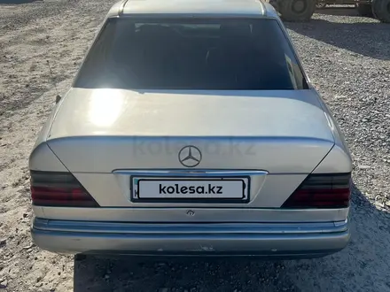 Mercedes-Benz E 220 1993 года за 2 950 000 тг. в Астана – фото 4