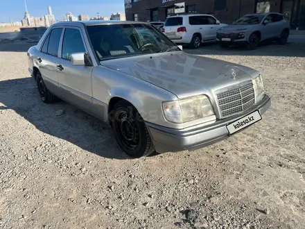 Mercedes-Benz E 220 1993 года за 2 950 000 тг. в Астана – фото 2