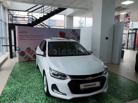 Chevrolet Onix Premier 1 2025 года за 7 290 000 тг. в Караганда