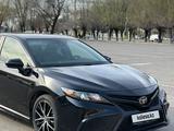 Toyota Camry 2021 года за 15 900 000 тг. в Тараз – фото 2