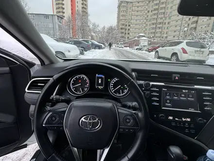 Toyota Camry 2018 года за 12 200 000 тг. в Алматы – фото 10