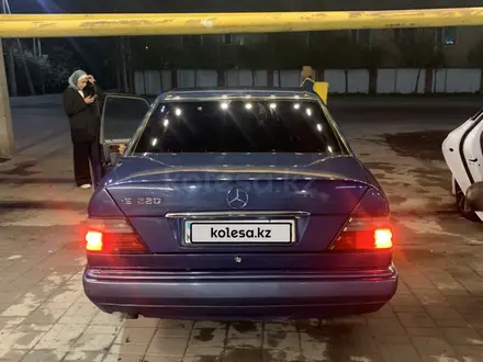 Mercedes-Benz E 220 1993 года за 3 300 000 тг. в Кызылорда – фото 6