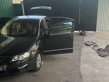 Volkswagen Passat 2006 года за 3 050 000 тг. в Алматы – фото 2