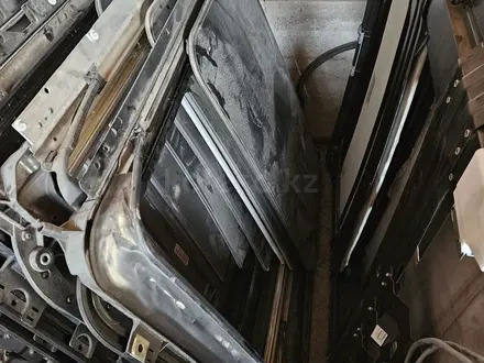 Люк в сборе на Volkswagen Touareg рестайлинг за 85 000 тг. в Шымкент