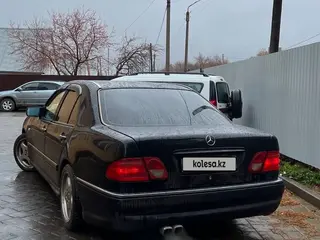 Mercedes-Benz E 230