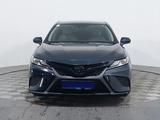 Toyota Camry 2018 года за 11 590 000 тг. в Астана – фото 2