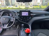 Toyota Camry 2022 года за 17 900 000 тг. в Астана – фото 2