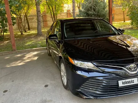 Toyota Camry 2019 года за 13 300 000 тг. в Алматы – фото 3