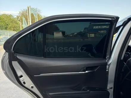 Toyota Camry 2018 года за 8 500 000 тг. в Актау – фото 14