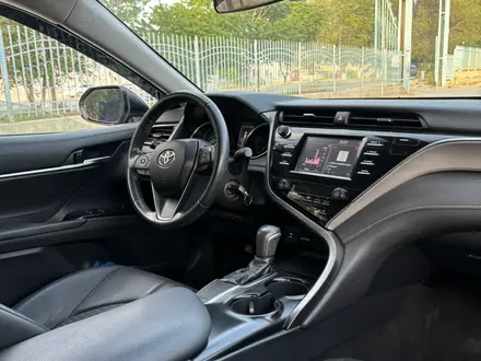 Toyota Camry 2018 года за 8 500 000 тг. в Актау – фото 16