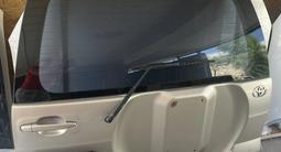 Задняя дверь багажника на Toyota Land Cruiser Prado 120 за 147 тг. в Алматы – фото 2