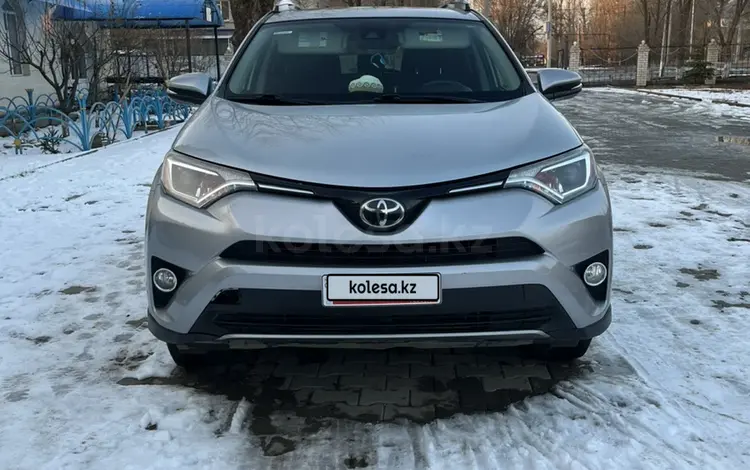 Toyota RAV4 2018 года за 8 950 000 тг. в Актобе