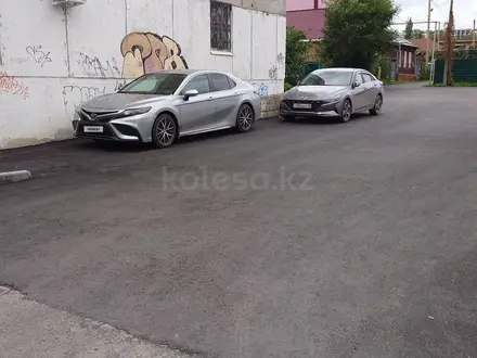 Toyota Camry 2021 года за 12 000 000 тг. в Костанай – фото 3