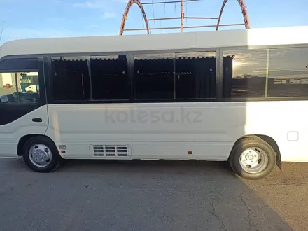 Toyota  Coaster 2017 года за 24 000 000 тг. в Атырау – фото 2