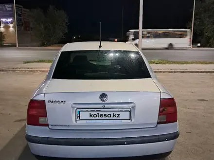 Volkswagen Passat 1997 года за 1 800 000 тг. в Уральск – фото 4