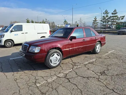 Mercedes-Benz E 220 1993 года за 2 200 000 тг. в Алматы