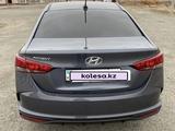 Hyundai Accent 2022 года за 8 700 000 тг. в Атырау – фото 2