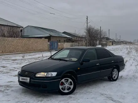 Toyota Camry 1998 года за 3 000 000 тг. в Жанаозен – фото 2