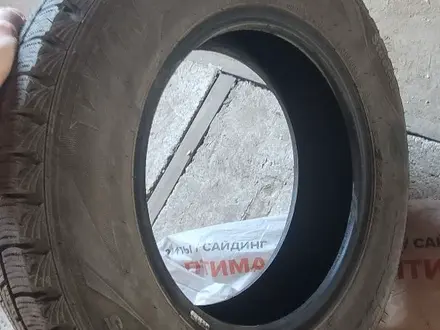 Комплект зимней резины roadstone 205/65/r15 за 105 000 тг. в Каскелен – фото 2