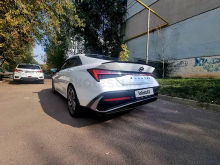 Hyundai Elantra 2023 года за 9 500 000 тг. в Алматы – фото 16