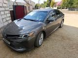 Toyota Camry 2018 года за 6 500 000 тг. в Актобе – фото 2