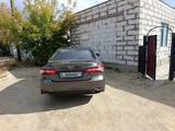 Toyota Camry 2018 года за 6 500 000 тг. в Актобе – фото 3