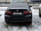 Toyota Camry 2023 года за 14 500 000 тг. в Экибастуз – фото 2