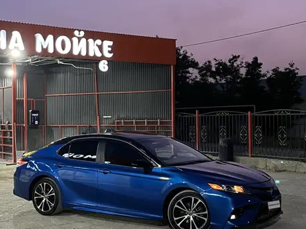 Toyota Camry 2020 года за 7 700 000 тг. в Актау – фото 2