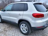 Volkswagen Tiguan 2015 года за 7 800 000 тг. в Уральск – фото 5