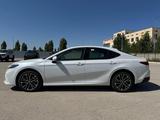 Toyota Camry Luxe 2026 года за 22 190 000 тг. в Актобе – фото 2