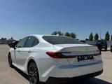 Toyota Camry Luxe 2026 года за 22 190 000 тг. в Актобе – фото 3