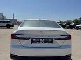 Toyota Camry Luxe 2026 года за 22 190 000 тг. в Актобе – фото 4