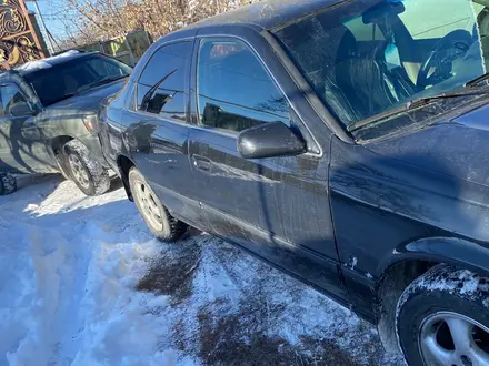 Toyota Camry 1998 года за 2 600 000 тг. в Есик – фото 2