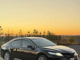 Toyota Camry 2019 года за 7 500 000 тг. в Актобе – фото 3