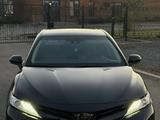 Toyota Camry 2019 года за 7 500 000 тг. в Актобе – фото 2
