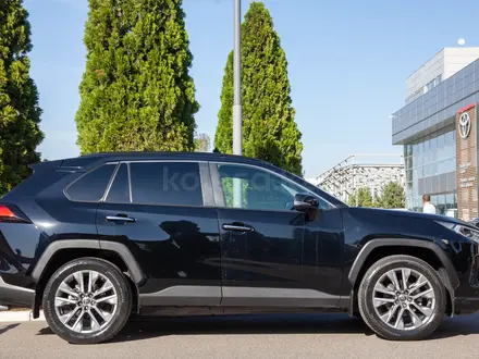 Toyota RAV4 Luxe 2021 года за 15 990 000 тг. в Алматы – фото 8