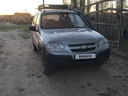 Chevrolet Niva 2013 года за 2 900 000 тг. в Атырау – фото 3