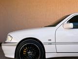 Mercedes-Benz C 200 1997 годаүшін3 600 000 тг. в Жанаозен – фото 2