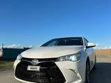 Toyota Camry 2015 года за 7 700 000 тг. в Атырау – фото 2