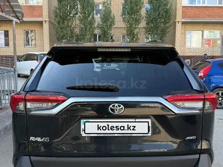 Toyota RAV4 2022 года за 17 500 000 тг. в Актобе – фото 2
