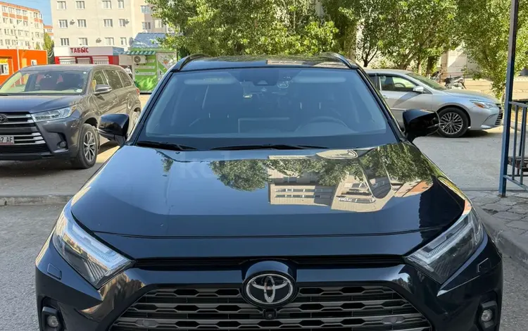 Toyota RAV4 2022 года за 17 500 000 тг. в Актобе