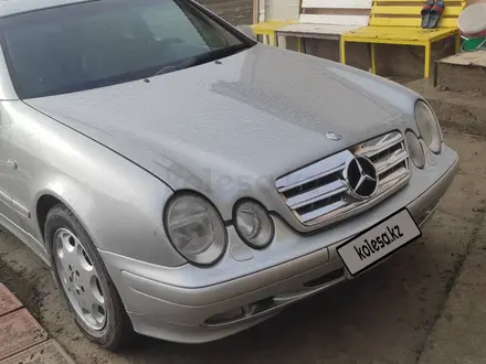 Mercedes-Benz CLK 320 1998 года за 4 000 000 тг. в Атырау – фото 2